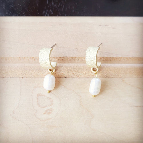 Matte Gold Cuff Earring w/ Genuine Freshwater Pearl Dangle 200n